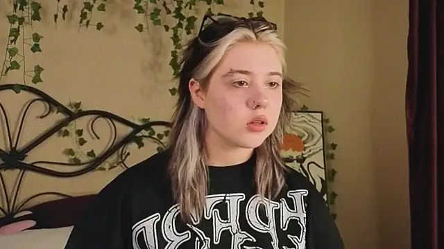 IrisSoCute online show from October 29, 2025, 7:51 am