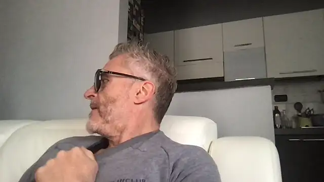 Axl hot online show from May 16, 2026, 11:42 am
