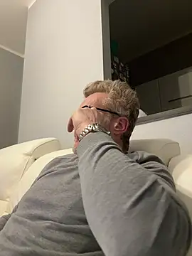 Axl hot online show from February 23, 2026, 12:56 am