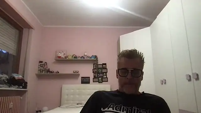 Axl hot online show from May 22, 2026, 7:12 pm