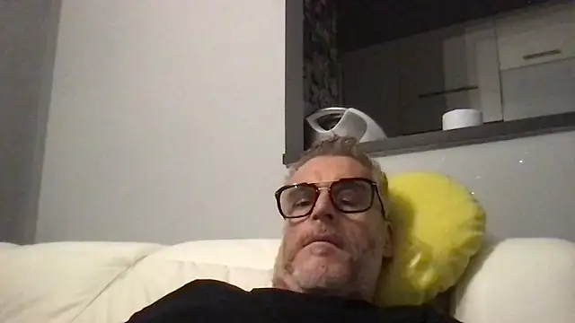 Axl hot online show from May 2, 2026, 1:00 am