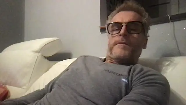 Axl hot online show from February 17, 2026, 11:02 pm