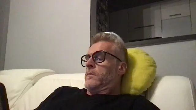 Axl hot online show from May 6, 2026, 8:02 pm
