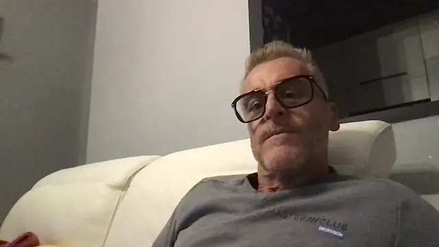 Snapshot of Axl_hot chatting on November 4, 2025, 5:28 pm Axl hot online show from November 4, 2025, 5:28 pm