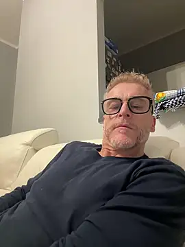 Axl hot online show from March 16, 2026, 8:44 pm