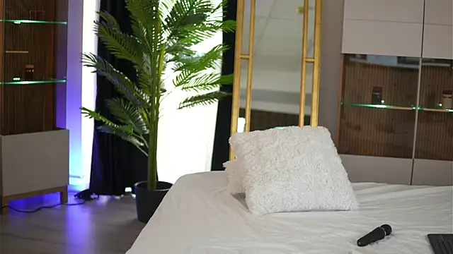 ZenyaNoir online show from April 5, 2026, 8:54 am