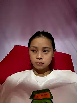 Em-Tho07 online show from October 13, 2025, 7:54 am
