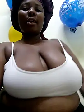 QUEEN DIVAXX online show from November 3, 2025, 6:00 pm