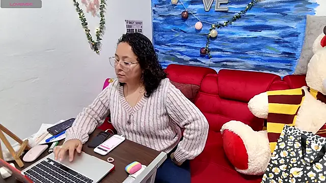 Sophiaburton online show from November 18, 2025, 8:45 pm