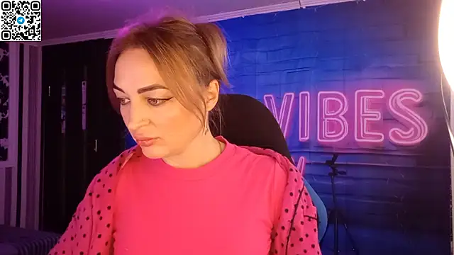 Snapshot of Blonde_Temptation chatting on October 30, 2025, 11:08 am Blonde Temptation online show from October 30, 2025, 11:08 am