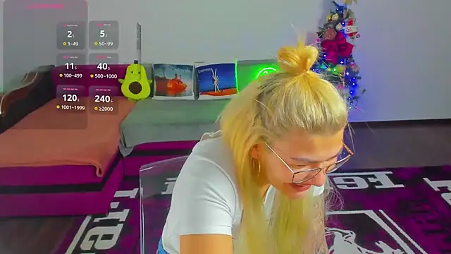 MiaKiittyy online show from December 19, 2025, 1:31 am