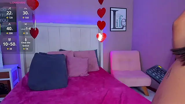 sarahyessica online show from April 10, 2026, 7:32 pm