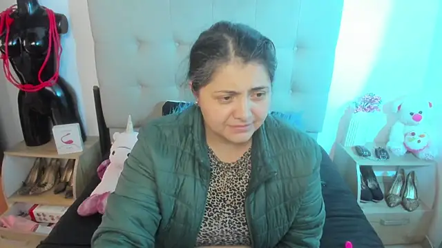 TifanyAmazinng online show from December 3, 2025, 12:15 pm