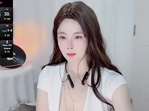 yiyi-zh online show from July 18, 2026, 3:15 am