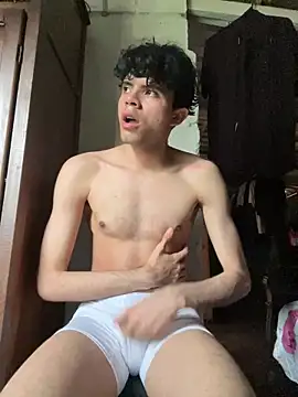 Snapshot of Axel-Mejia chatting on May 19, 2026, 8:16 pm Axel-Mejia online show from May 19, 2026, 8:16 pm