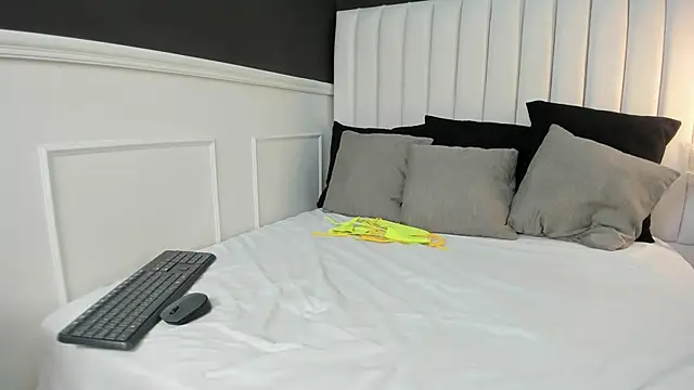  emma willliams  online show from September 18, 2025, 2:09 pm