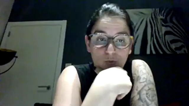 hottyFcup online show from November 17, 2025, 6:12 pm