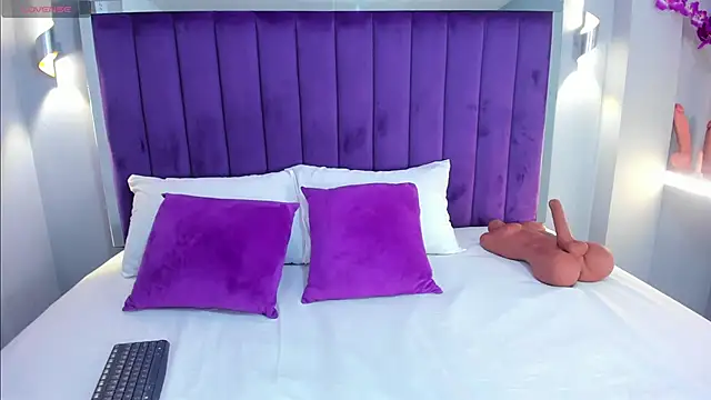 Snapshot of ElaraDusk chatting on October 18, 2025, 4:47 am ElaraDusk online show from October 18, 2025, 4:47 am