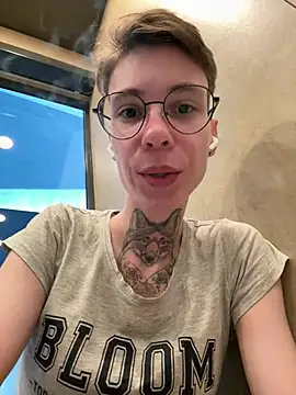 Snapshot of HoneySquirrel chatting on May 4, 2026, 5:49 pm HoneySquirrel online show from May 4, 2026, 5:49 pm