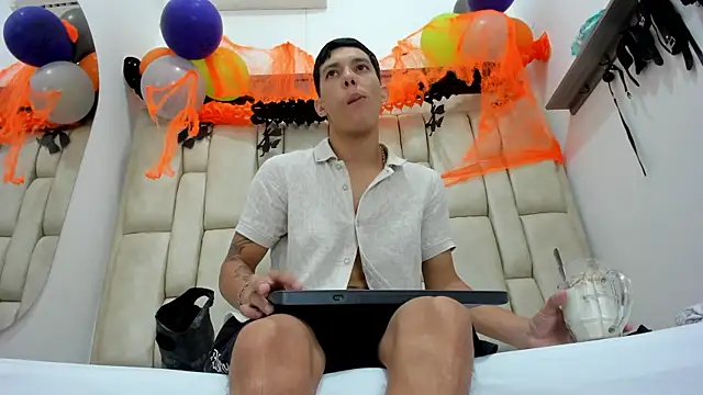 ZafiroAndFlynn online show from October 25, 2025, 7:36 pm