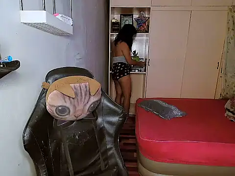 Snapshot of YourNikkieXxx chatting on December 15, 2025, 6:36 pm YourNikkieXxx online show from December 15, 2025, 6:36 pm