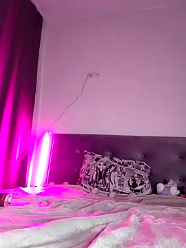 DragonFoxie online show from December 18, 2025, 1:48 pm