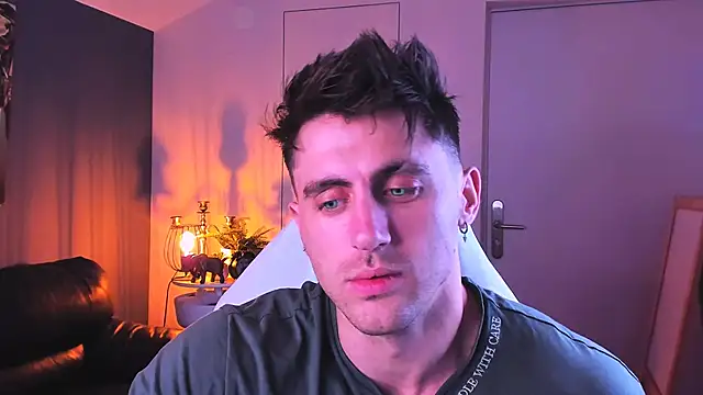 Oscar Miller  online show from October 3, 2025, 9:16 pm