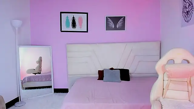 fressittalove01 online show from December 4, 2025, 2:05 pm