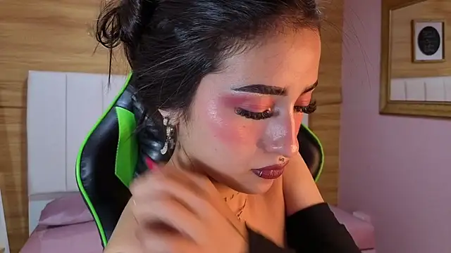 Abril Velvet a  online show from November 23, 2025, 1:26 am