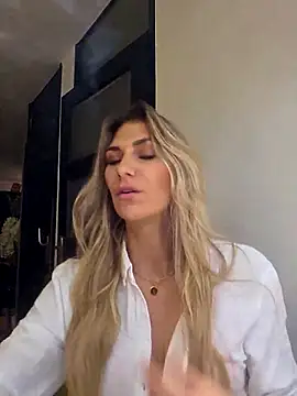 Snapshot of Melody1600 chatting on December 4, 2025, 8:52 pm Melody1600 online show from December 4, 2025, 8:52 pm