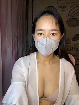 TiNa 04 online show from October 3, 2025, 11:06 pm