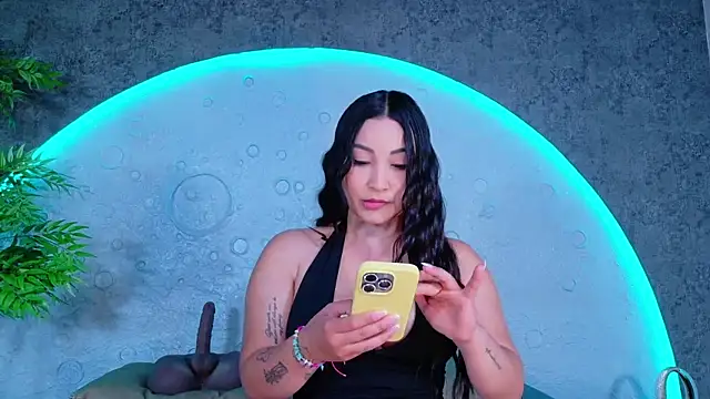 Snapshot of ReinaChloe chatting on July 1, 2026, 4:29 pm ReinaChloe online show from July 1, 2026, 4:29 pm