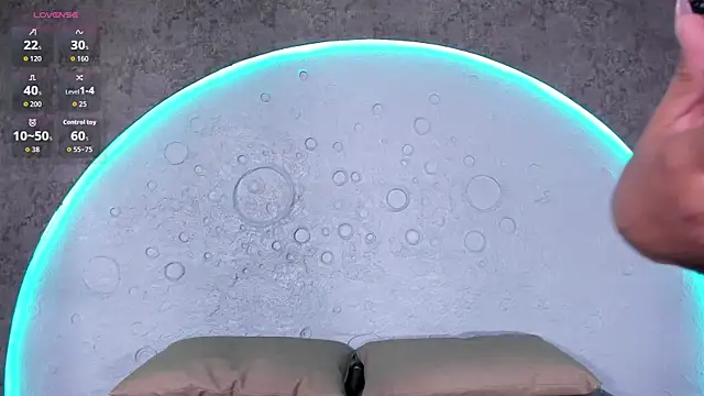 ReinaChloe online show from October 15, 2025, 4:37 pm