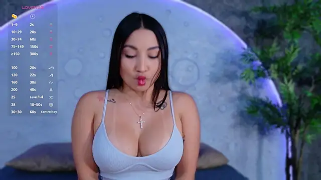 Snapshot of ReinaChloe chatting on April 10, 2026, 4:36 pm ReinaChloe online show from April 10, 2026, 4:36 pm