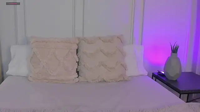 CharlotteBrownn  online show from May 27, 2026, 1:57 am