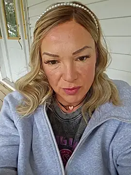 Sugarloveless online show from April 11, 2026, 10:35 pm