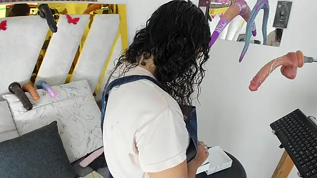 Luna Naughty1 online show from May 18, 2026, 5:51 pm