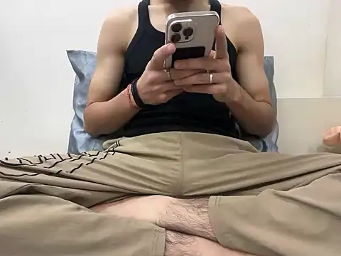 Snapshot of coupleyug chatting on February 4, 2026, 12:22 pm coupleyug online show from February 4, 2026, 12:22 pm