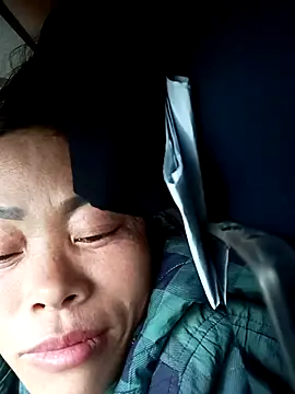 CoMay003 online show from November 27, 2025, 7:09 am