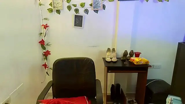 Snapshot of lia_montserrat chatting on October 3, 2025, 12:39 pm lia montserrat online show from October 3, 2025, 12:39 pm