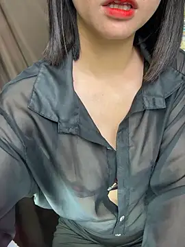 Snapshot of Voyerra_g chatting on May 5, 2026, 1:25 pm Voyerra g online show from May 5, 2026, 1:25 pm