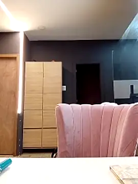 Cristal hott1 online show from February 15, 2026, 7:02 pm