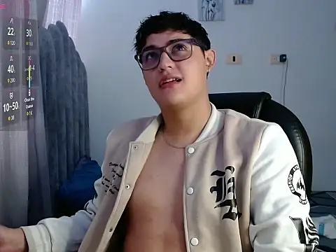 yesitwink  online show from May 25, 2026, 3:33 pm