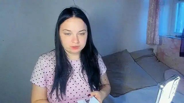 VoxxAura online show from November 4, 2025, 2:10 pm