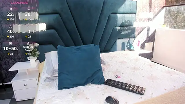 lexiluxuri online show from October 29, 2025, 12:15 pm