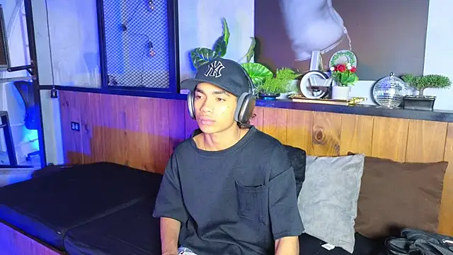 Snapshot of AlanCutee chatting on May 4, 2026, 12:19 pm AlanCutee online show from May 4, 2026, 12:19 pm