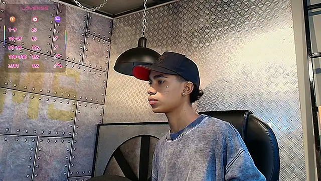 Snapshot of AlanCutee chatting on September 15, 2025, 12:05 pm AlanCutee online show from September 15, 2025, 12:05 pm