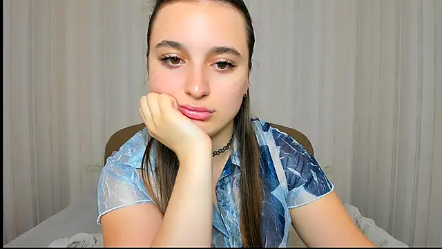 Snapshot of Daria_de_luxe chatting on November 17, 2025, 7:45 am Daria de luxe online show from November 17, 2025, 7:45 am