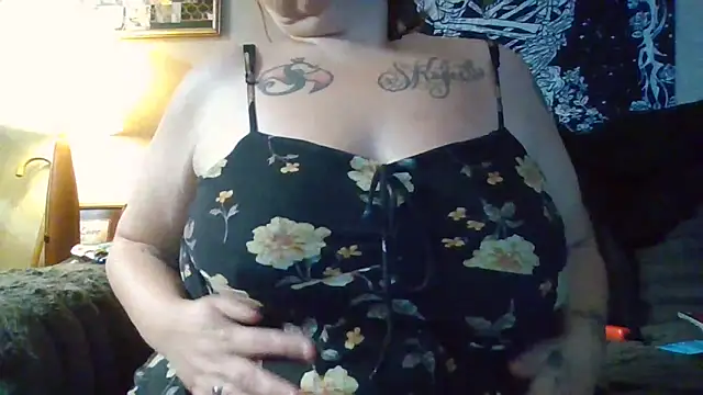 ThickkkMama420 online show from May 17, 2026, 5:57 pm