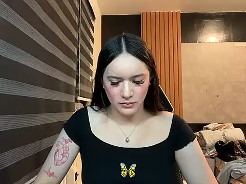 Yhanbeaufort18 online show from October 2, 2025, 11:35 am